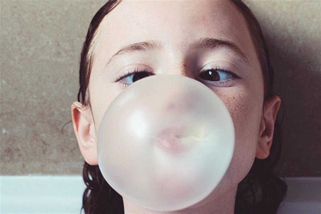 أضرار العلكة على صحة الأطفال